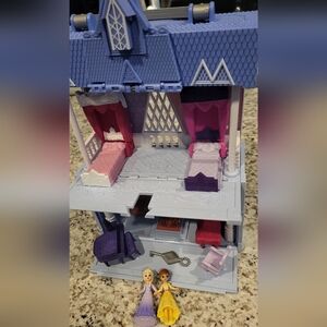 Frozen 2 Portable And Compactable Playset with Accessories And Figures